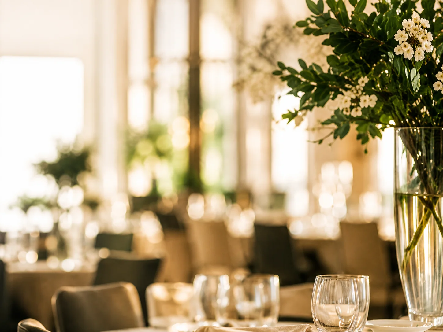 Elegant eingedecktes Restaurant mit Blumenarrangement